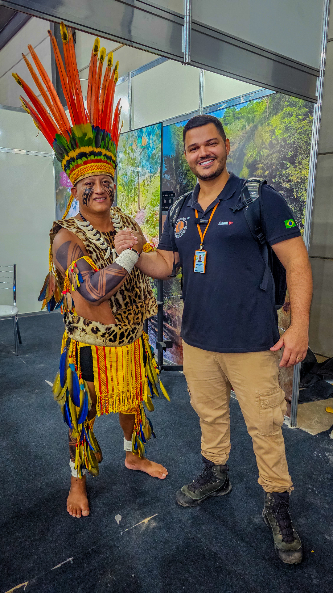 Júnior, fundador da Você Trilhando junto do seu amigo e parceiro Cacique Pedro Kezokemae - Etnia Haliti- Paresí